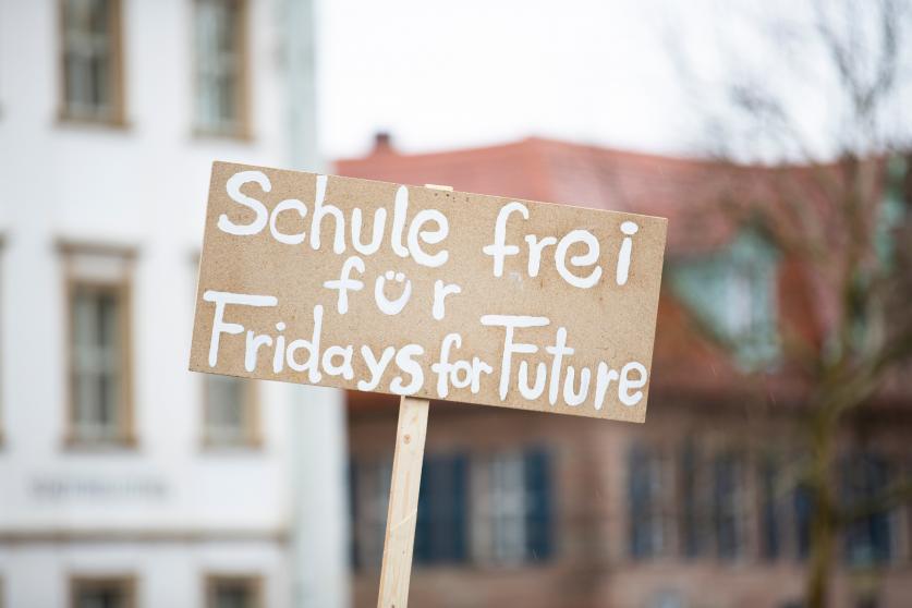 Schild mit "Schule frei für Fridays for Future"